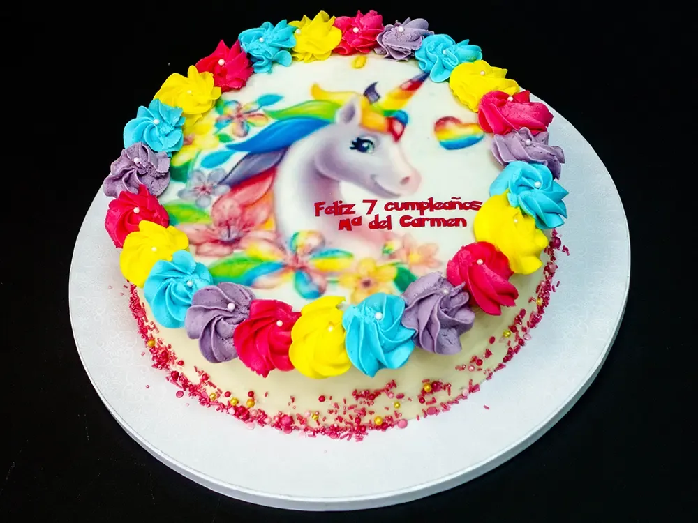 Tarta de unicornio con oblea comestible e impresión fotográfica